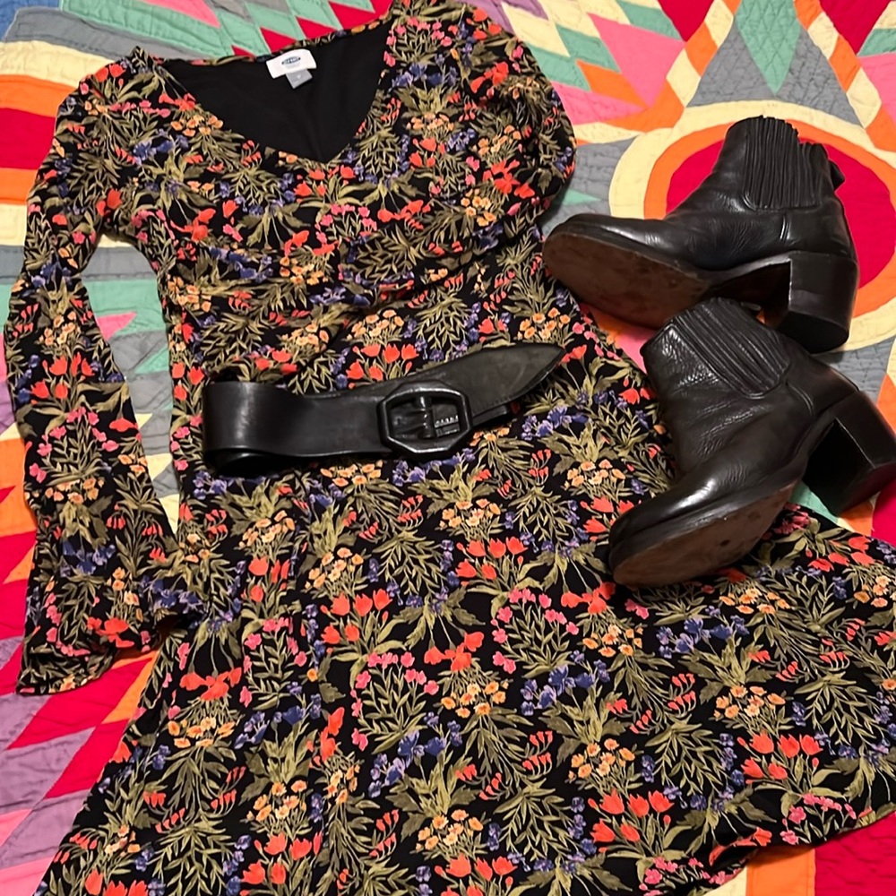💐🎶 90’s vibes flower dress
